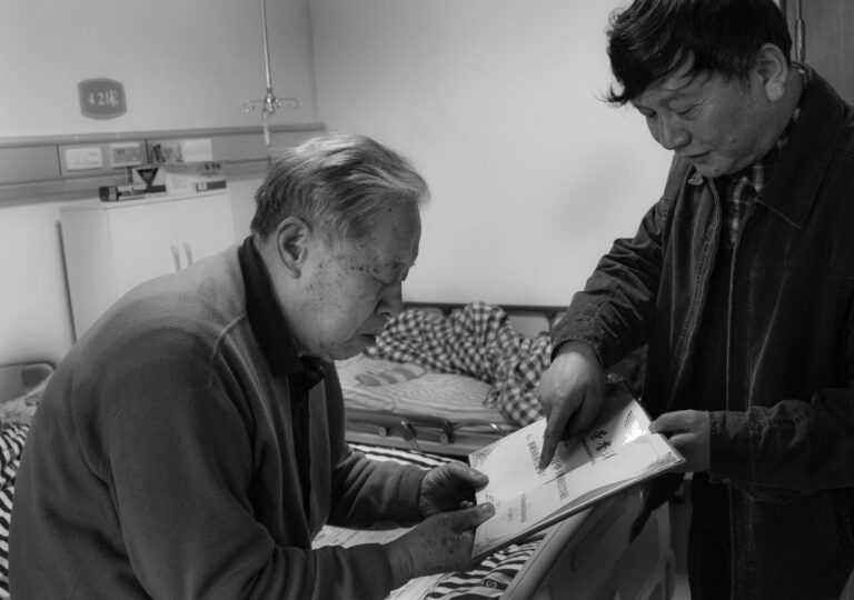 Han Qiang - 14、2015年1月，杨大方被中国人权发展基金会授予积极救护侵华日军细菌战受害者奉献爱心荣誉证书。